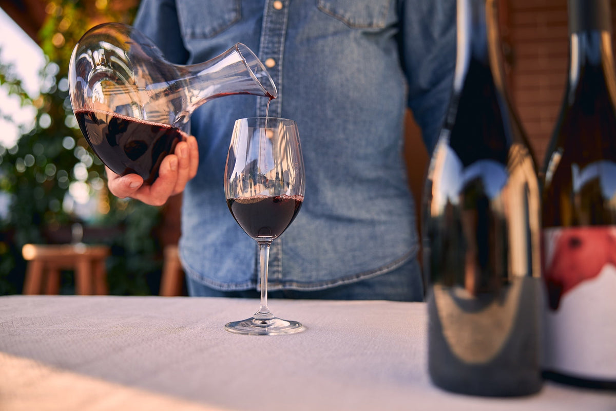 Cómo decantar vino: técnica, tiempos y claves para hacerlo bien