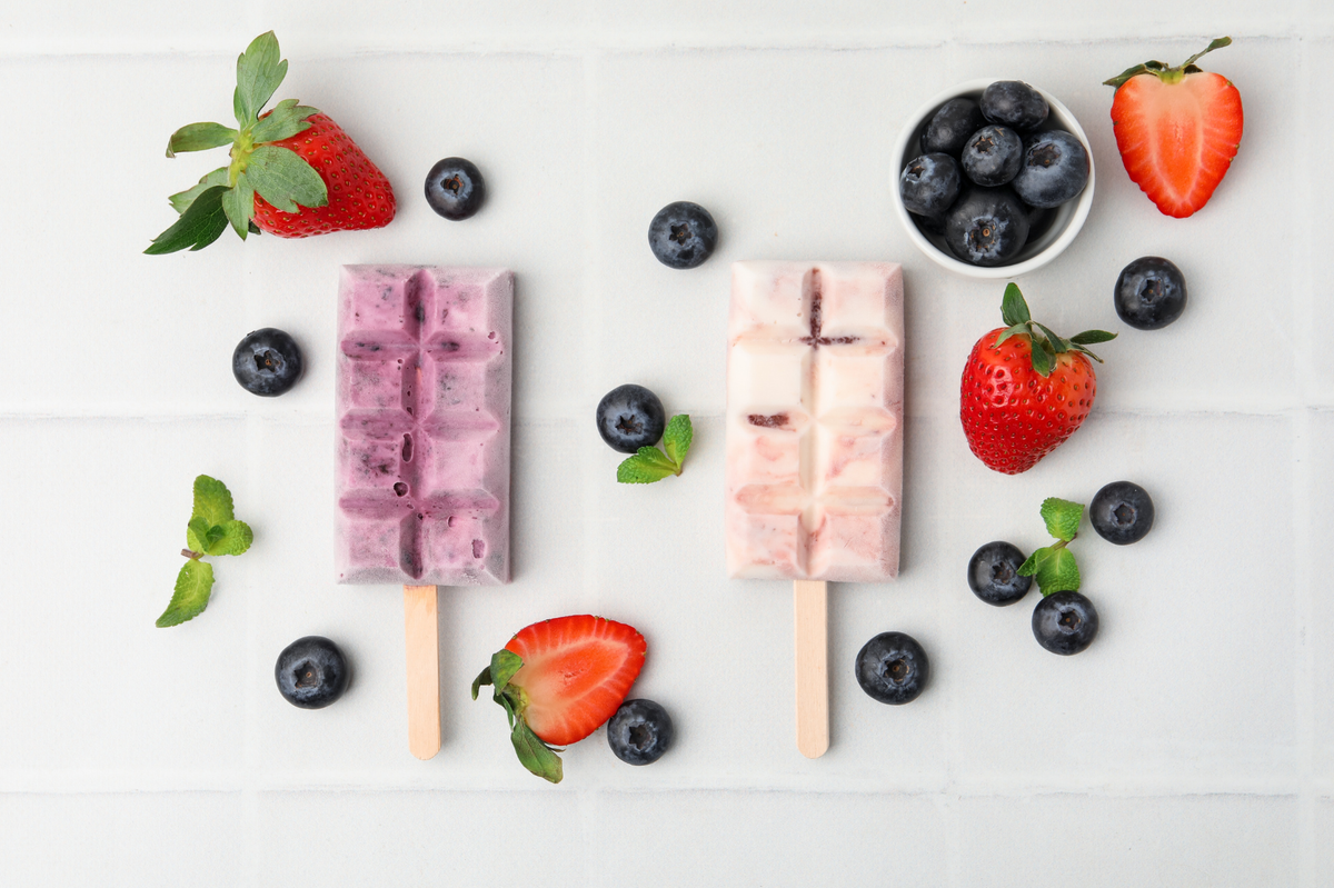 Paletas heladas de yogur con frutos rojos: el antojo perfecto para el calor