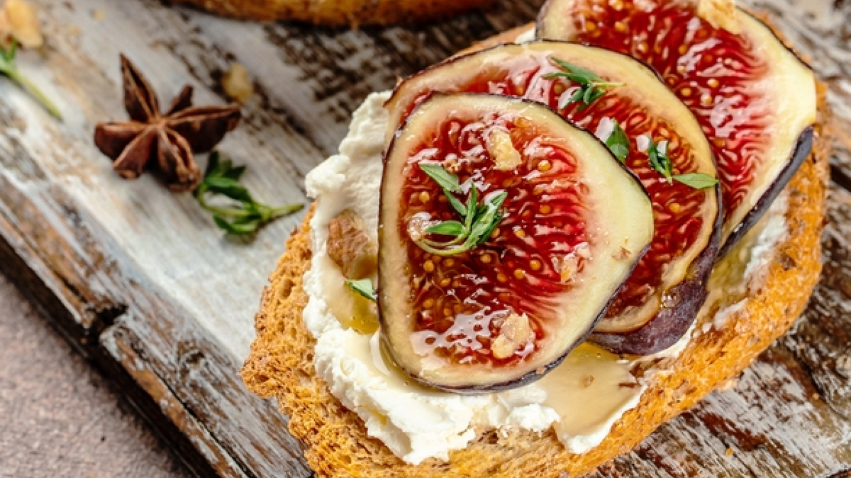 Tostadas de queso crema con higo y miel: brunch sofisticado en cinco minutos