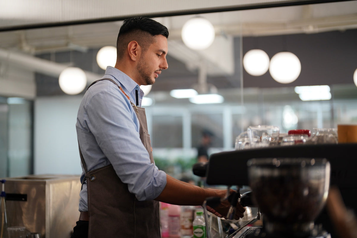 ¿Qué es un barista y qué hace realmente detrás de una buena taza de café?