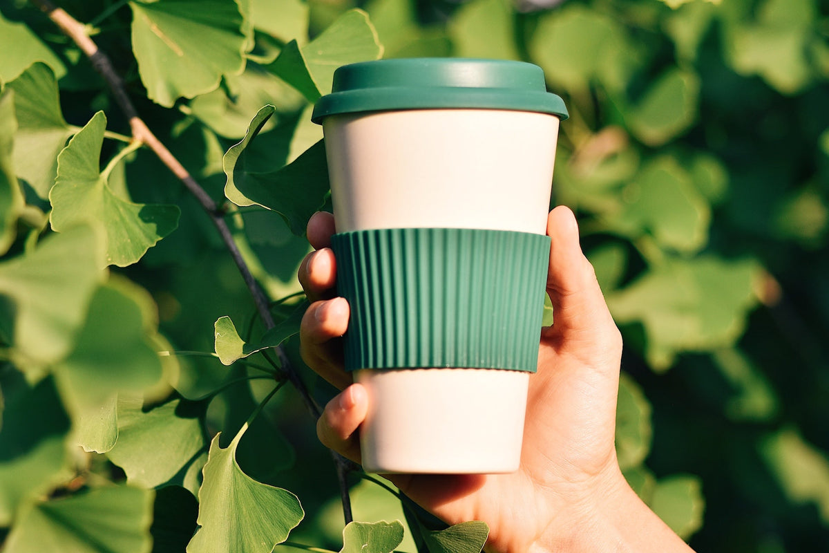 ¿Tu cafetería necesita merch? Cuándo sí funciona vender termos, tazas o café en grano