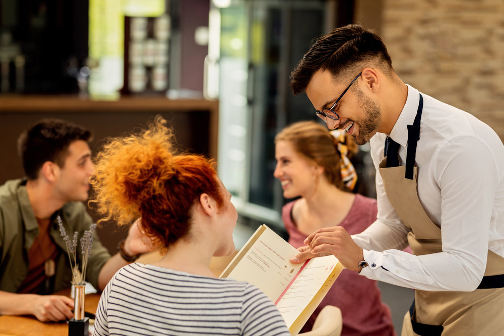 Upselling para meseros: cómo aumentar el ticket sin que suene a presión